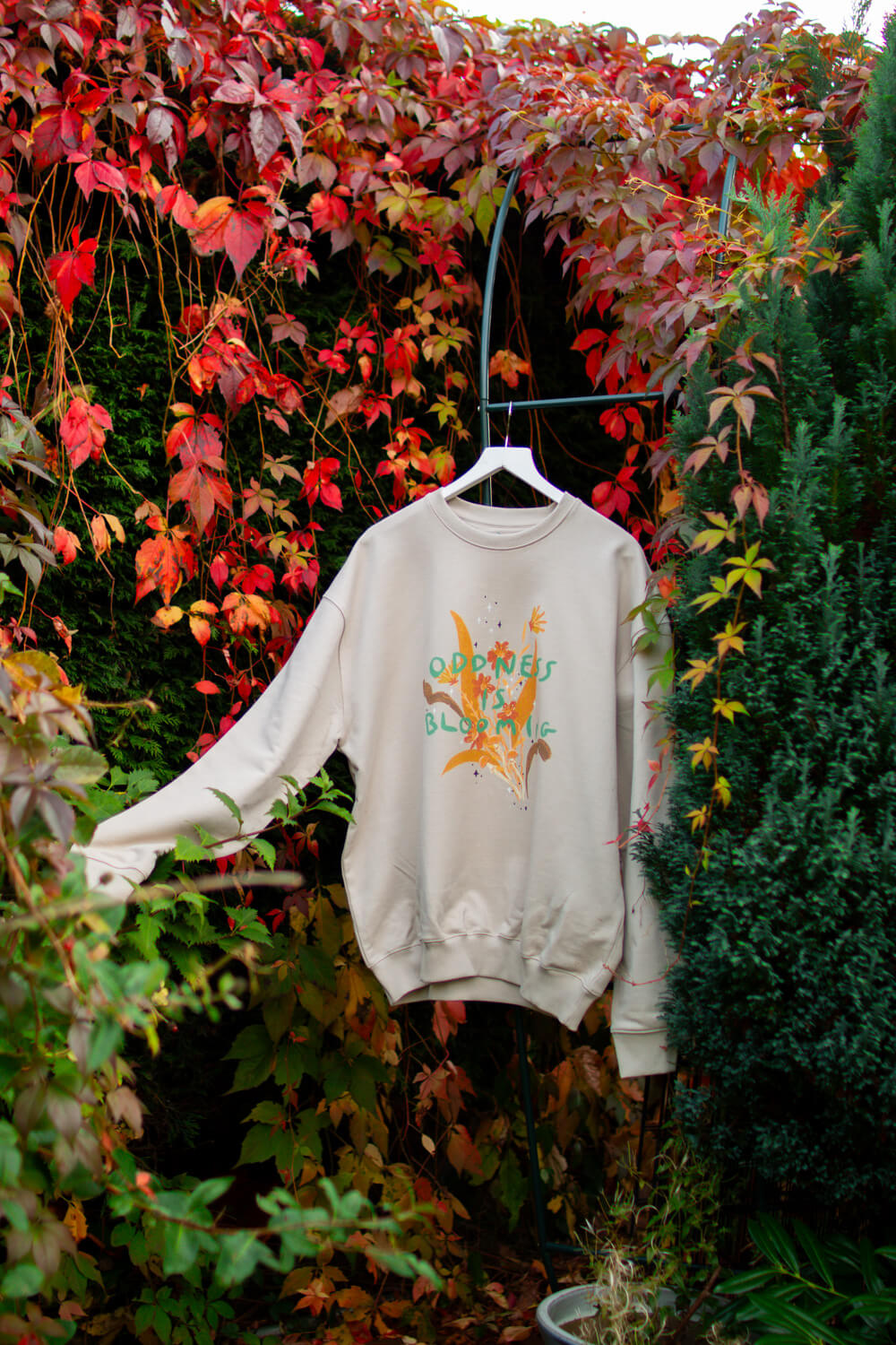 Oddness is blooming, Loose fit collaboration Sweatshirt with Ode to Them